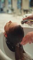 elegant frisering service. hår tvättning och framställning för frisyr i en high-end salong. hög kvalitet 4k antal fot video