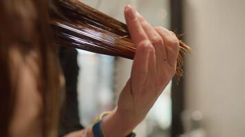 elegante europeo mujer recibe profesional Corte de pelo y estilismo alto calidad 4k imágenes video