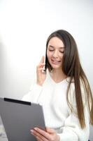 sonriente llamada centrar operador foto de serio contento mujer en blanco camisa y negro falda participación portapapeles con archivos en oficina y vocación con móvil teléfono aislado terminado gris antecedentes