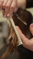 bellezza salone Esperienza. avvicinamento di parrucchiere forbici taglio un' donna di capelli, elegante e alla moda acconciatura e taglio di capelli nel progresso. alto qualità 4k metraggio video