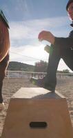 formazione per successo. ragazza e allenatore nel equestre la pratica, groppa equitazione a ranch, stile di vita di cura e amore per animali. alto qualità 4k metraggio video