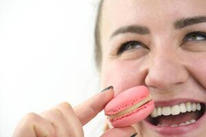 hermosa mujer en manos con macarons rosado color delicioso comida anuncio café tienda restaurante bueno hora dulce vida mejor hora positivo emociones blanco antecedentes foto