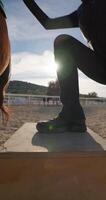 un' ragazza fantino si siede su un' cavallo. formazione e preparazione per cavallo gare. alto qualità 4k metraggio video