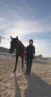 estilo de vida de campeones niña y entrenador en ecuestre capacitación, lado de caballo montando a rancho, demostrando cuidado y amor para animales, competencia preparación. alto calidad 4k imágenes video