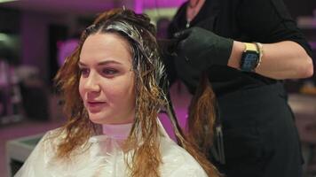 beauté transformation. expert cheveux coloration par professionnel styliste pour magnifique résultats. haute qualité 4k métrage video