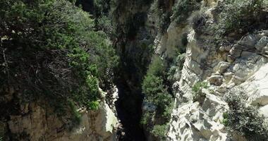 spettacolare aereo Visualizza di avaka gola nel Cipro, rivelatrice il sbalorditivo bellezza di montagnoso scenario, roccia formazioni, e serpeggiante fiume, Perfetto per escursioni a piedi e avventura cercatori. video