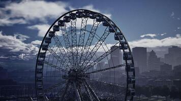 Ferris ruota torreggiante al di sopra di città orizzonte video