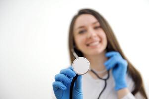 mujer en laboratorio abrigo. médico con estetoscopio quiere a hacer examen aislado en blanco. médico persona para salud seguro. foto