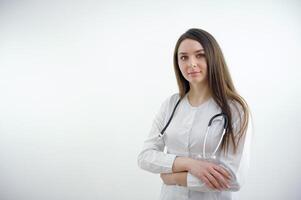 joven hermosa niña médico estudiante en práctica blanco antecedentes mirando y sonriente a el cámara. confidente muchacha. foto