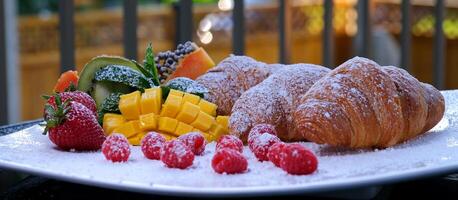 espolvorear con en polvo azúcar delicioso cuerno con bayas frutas sano comida vegetarianismo cocinar para tu amado uno servir calle bueno clima naturaleza almuerzo postre Espere hogar en terraza foto