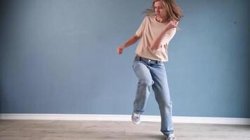 mujer bailando cadera salto o moderno danza en azul estudio, calentamiento arriba video