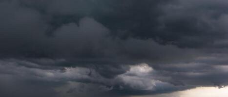 malo o noche clima cielo y medio ambiente.el oscuro cielo con pesado nubes convergente y un huracán tormenta antes de el lluvia. carbón dióxido emisiones, invernadero efecto, global calentamiento, clima cambio foto