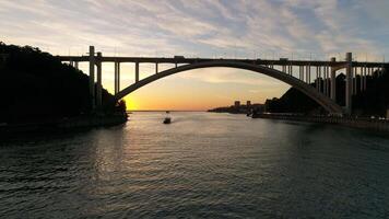 arrabida Brücke Über Fluss Douro im porto beim Sonnenuntergang Portugal video