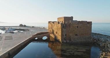 explorando pafos, Chipre. aéreo Visão do a histórico pedra castelo forte de a mar, oferta uma vislumbre para dentro a passado. Alto qualidade 4k cenas video