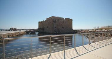 une fort dans le pathétique de Chypre. un vieux bâtiment sur le rive de le méditerranéen mer dans un Urbain paysage. haute qualité 4k métrage video