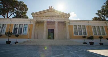 Abbracciare una persona paphos' culturale eredità. un' viaggio attraverso il paesaggio urbano, con il sbalorditivo architettura di il storico turista centro. alto qualità 4k metraggio video