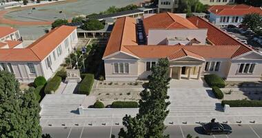 historisch paphos, Cyprus. antenne visie van de stad administratief en bibliotheek gebouwen, mooi architectuur, en stedelijk levensstijl temidden van eiland toerisme. hoog kwaliteit 4k beeldmateriaal video