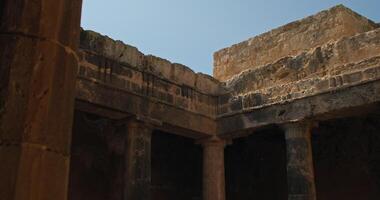 graf van de koning oude ruïnes in paphos Cyprus. oude Grieks necropolis oud gebouwen in archeologisch opgravingen. hoog kwaliteit 4k beeldmateriaal video