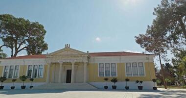 arkitektur av de stad hall av pafos, Cypern. urban landskap av ett gammal byggnad med kolonner i de Centrum av en turist stad. hög kvalitet 4k antal fot video