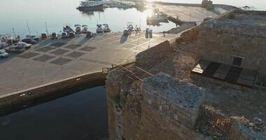 maestoso bellezza di pafo, Cipro. aereo Visualizza di il antico castello forte e affascinante paesaggio urbano di il mediterraneo. alto qualità 4k metraggio video