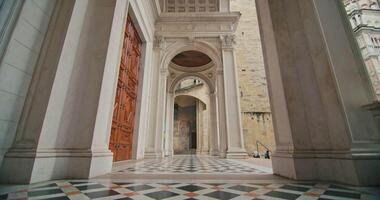 esplorando il sbalorditivo architettura di Santa maria maggiore Cattedrale nel bergamo, Italia. bellissimo archi, affreschi, e paesaggi urbani. alto qualità 4k metraggio video