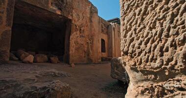 Grab von das König uralt Ruinen im paphos Zypern. Gebäude von archäologisch Ausgrabungen auf das Insel von das uralt griechisch Epoche. hoch Qualität 4k Aufnahmen video