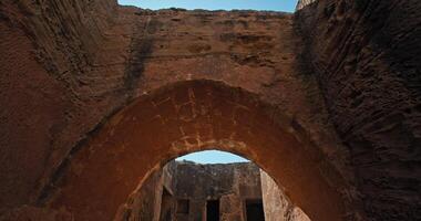 énigmatique beauté de Paphos. explorant le ancien tombes et nécropoles à le tombeau de le roi. haute qualité 4k métrage video