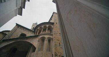 Cattedrale di Santa maria maggiore nel bergamo, Italia. bellissimo archi e affreschi su il muri di il storico edificio di il turista cittadina. alto qualità 4k metraggio video