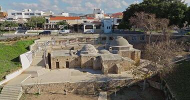 el arquitectura de el histórico arqueológico edificio en patetismo, Chipre. aéreo ver de un hermosa antiguo Roca edificio. alto calidad 4k imágenes video