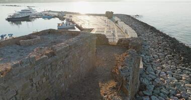 cativante aéreo cenas do a velho castelo forte dentro pafos, Chipre, uma extraordinário ponto de referência em a Mediterrâneo costa. Alto qualidade 4k cenas video