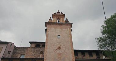 stadsgezicht architectuur van een toren met een toren in Bergamo Italië. historisch gebouwen, stedelijk toerist plaatsen van Europa. hoog kwaliteit 4k beeldmateriaal video