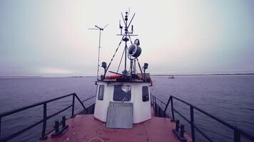 port de mer avec navires. agrafe. navires et barges sont dans port. blanc bateau près le mer video