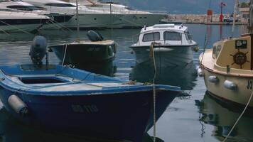 esvaziar barcos.criativo.a panorama com rolando mares e pequeno barcos estacionado perto a costa e montanhas visível a partir de atrás. video