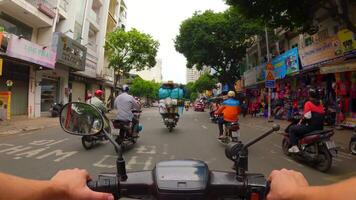 hyperlaps av motorcykel ridning i trafik i ho chi minh stad, vietnam video