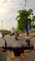 hyperlaps av motorcykel ridning i trafik i ho chi minh stad, vietnam video