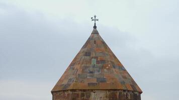 övre del av de tempel. handling. topp av de brun tempel. mot de bakgrund av de blå himmel står en skön tempel. gammal kyrka i sommar video