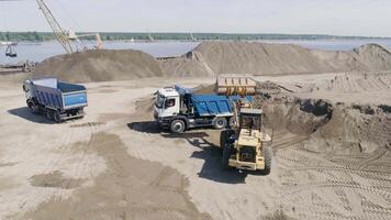 santo petersburg - Russia, 24.12.2021. scavatrice con cumulo di rifiuti camion su sfondo di fiume. scena. superiore Visualizza di radura di territorio per costruzione. costruzione macchine per radura territorio su video