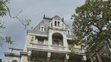 lindo da criméia castelo. Ação. Vorontsov castelo é localizado em a montanhas Próximo para lindo verde pequeno arbustos e árvores em uma Claro azul céu fundo. video