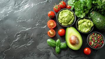 Fresco palta, Tomates, espinaca, y otro vegetales foto