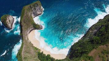 kelinking spiaggia, famoso tropicale spiaggia nel bali su nusa Penida, sorprendente naturale paesaggio. aereo Visualizza video