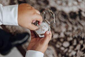 un hombre es participación un anillo caja con dos anillos dentro foto