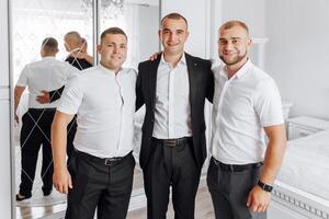 Tres hombres en trajes son posando para un imagen foto