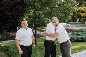 Tres hombres abrazo cada otro en un parque foto