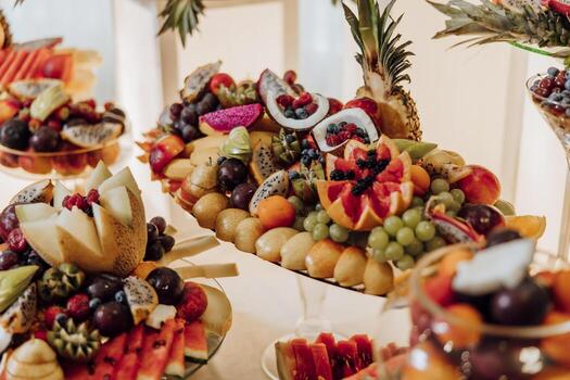 un Fruta plato con un variedad de frutas incluso manzanas, naranjas, y uvas foto