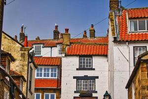 tradicional europeo casas con tejas rojas techos Robin capucha bahía, Yorkshire foto