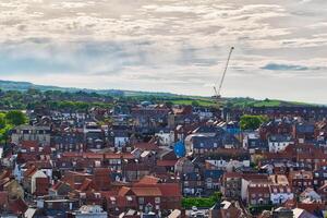 aéreo ver de un pequeño pueblo con techo rojo casas en Whitby, norte Yorkshire foto