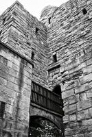 histórico Roca castillo con de madera puente en negro y blanco en Tynemouth priorato y castillo foto