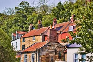 tradicional ladera casas con rojo embaldosado techos Robin capucha bahía, Yorkshire foto