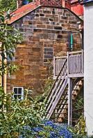 rústico Roca casa con de madera escalera Robin capucha bahía, Yorkshire foto