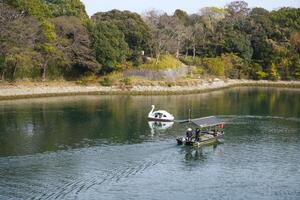 Pato barcos y turista barcos vela en el asahi río cerca okayama castillo foto